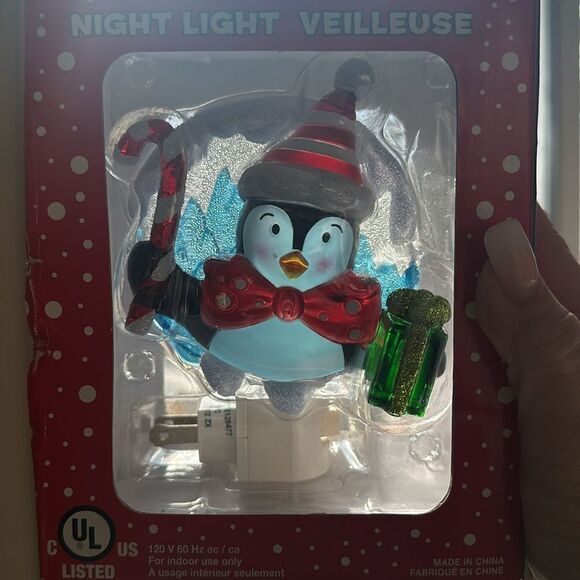 Night Light Penguin Wall In Door Plug Veilleuse! - Picture 1 of 8
